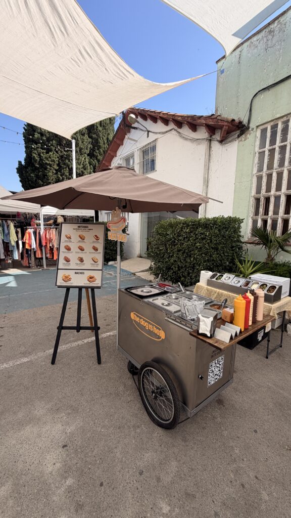 Carrito de hot dogs The Dog Is Hot preparado para un evento profesional en Barcelona